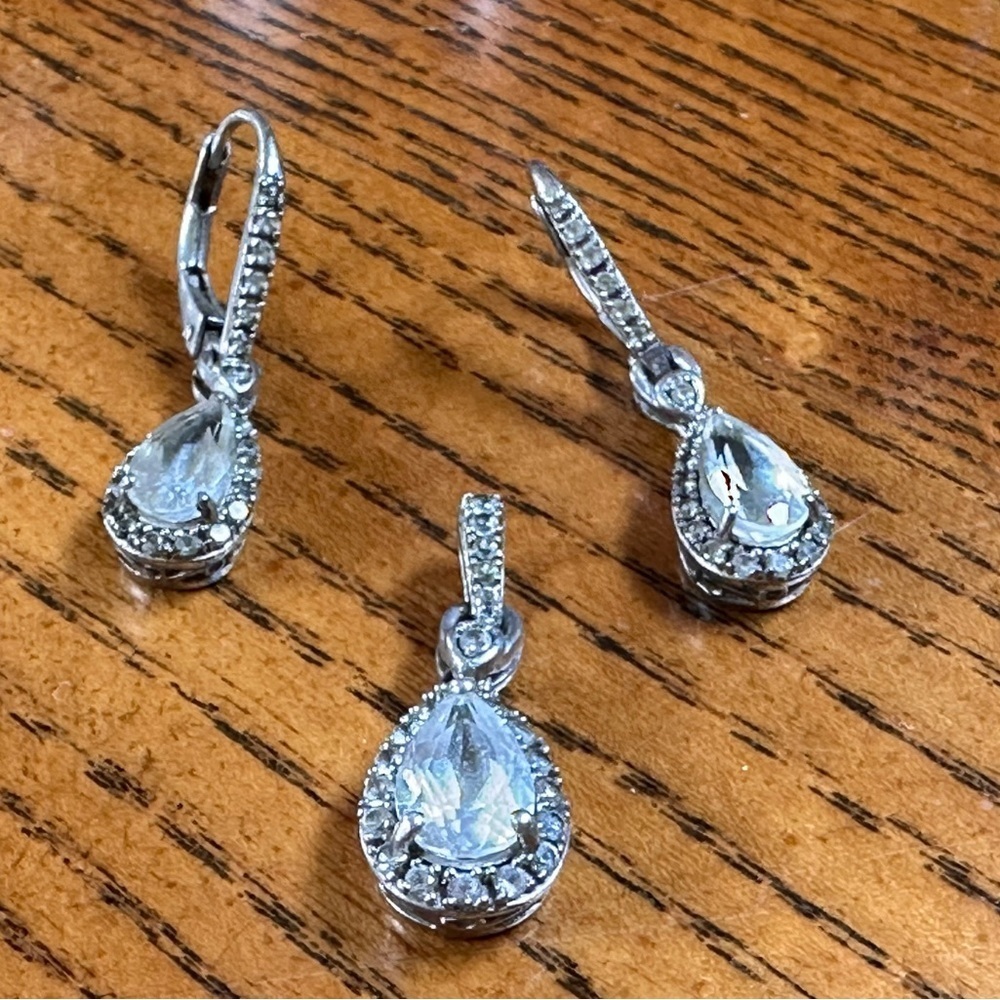 925 Sterling Silver Earrings Pendants
White crystal Genstone Halo Set.